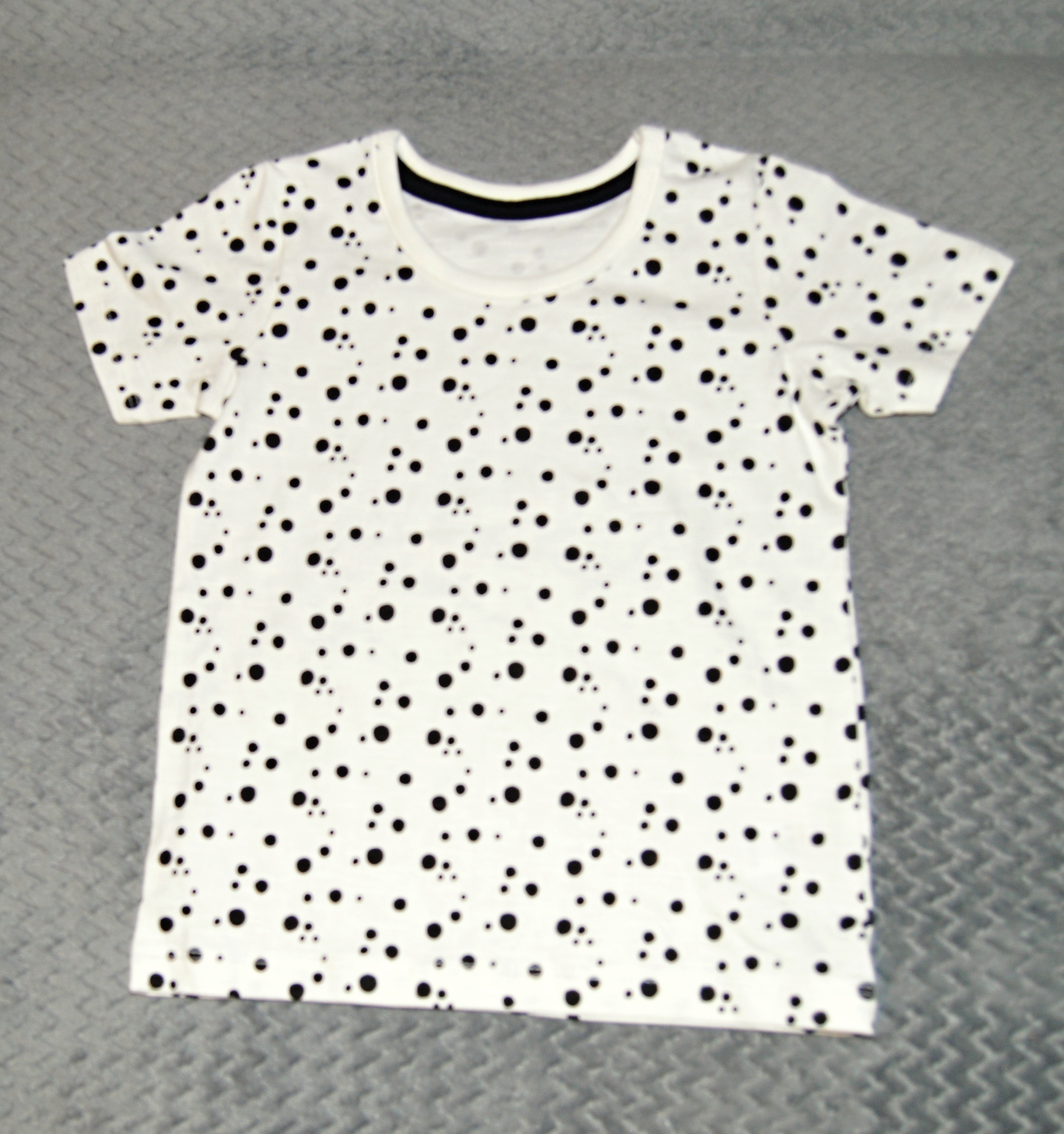 Dětské bílé tričko s puntíkem 86
