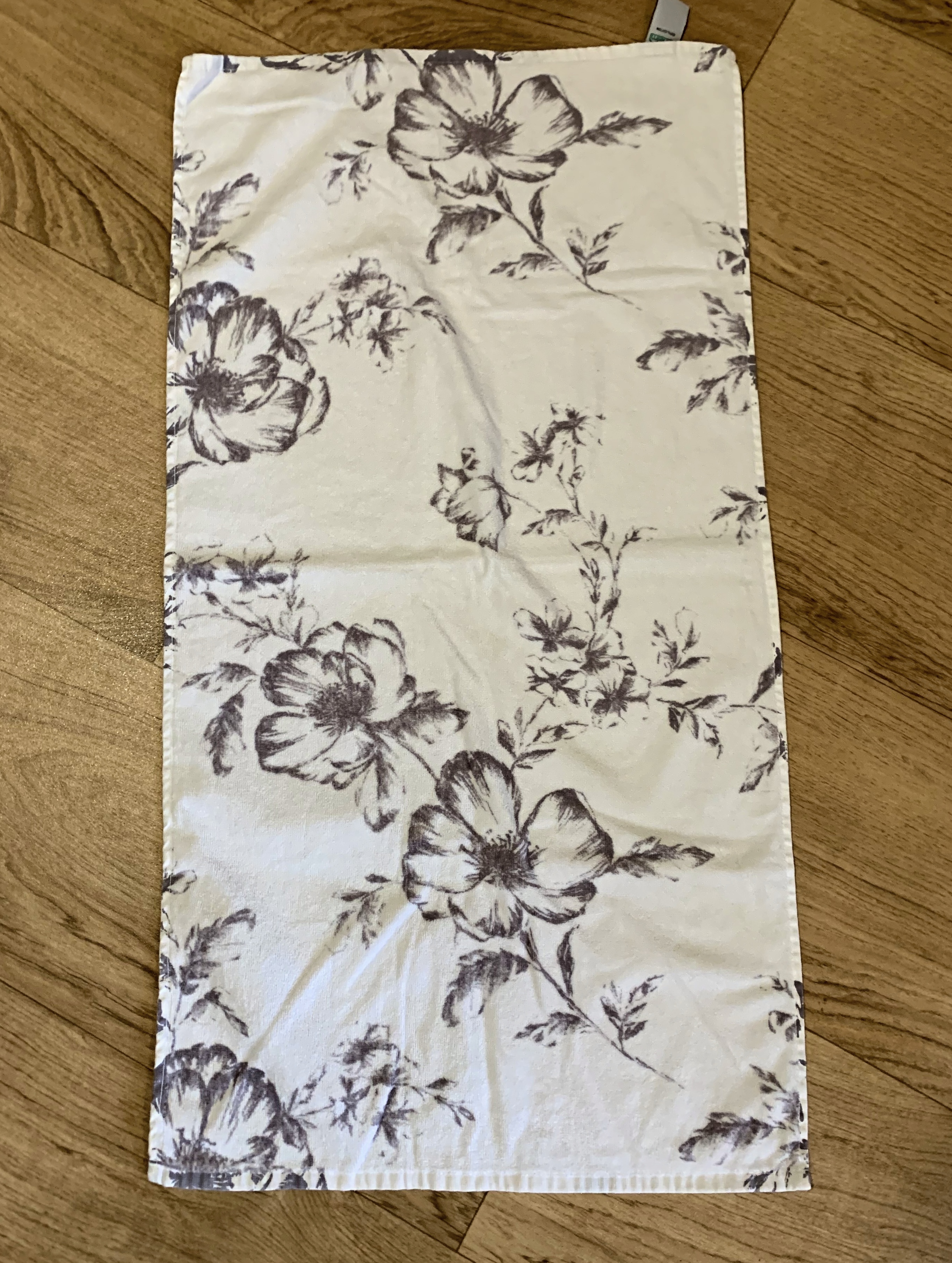 Bílý froté ručník s květy 89 x 46